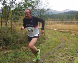 En lokal helt passerer etter 5 km. Edvin Bakken, Rindals-Troll ble nr. 5 kl. 50-54 år.