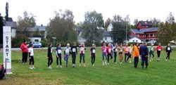Første heat under NM i Rindal: jenter 15 år, 16 år, 17 år, kvinner junior og kvinner veteran 50-54 år, som alle løp 4 km