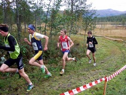 Førsterunden, etter ca. 2,5 km: Sondre Nordstad Moen drar, foran sølvvinneren Sindre Buraas, bronsevinneren Lars Erik Malde og Tom Erik Kårbø, Stord IL.