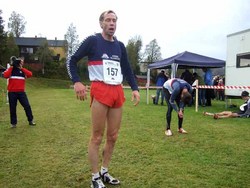 Stein Ivar Børset, Rindals-Troll har gått i mål i mesterskapsklassens 10 km. Der ble han nr. 28, men vant veteranklasse 45-49 år. Filmfotografen er en annen løperveteran fra arrangørklubben, nemlig Ola Krangnes.