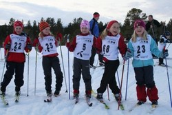 Blide jenter venter på start, fra venstre: Gjertrud Moen, Ruth Holte, Mia Bakken, Marina Reitan og Guri Glåmen.