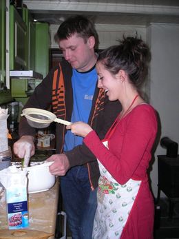 Vegard og Idun lager melisglasur
