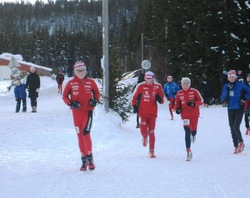 Oppvarming før løpet. Jonas,Jo, Lars Olav og Aksel (bak i blå jakke)