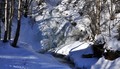 Lyset spiller i is, snø og vatn i Svorka. Det har vært kalde dager og netter. Klikk meg større. Foto: Willy