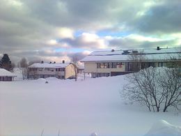 Huset til høgre innholder legekontor, Nav og huset til venstre bor Loffejooon når han er på Reine