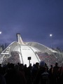 Magisk stemning i Holmenkollen i går, selv om hoppgutta ikke leverte til forventningene. Foto: Irene Karlstrøm.