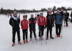 Endel av løperne samlet før starten på langdistanseløpet lørdagen: Vebjørn, Hans Ole, Lars Olav, Aksel, Jonas og Jostein