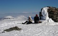 Varden på Snota 1. mai med den 53 meter lavere Trollhetta i bakgrunnen. Klikk meg større. Foto: Arnstein Reitan