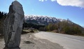 Steinen ved kommunegrensa frå andre sia med Kvammen og Trollheimen i bakgrunnen. Klikk meg større. Foto: Willy