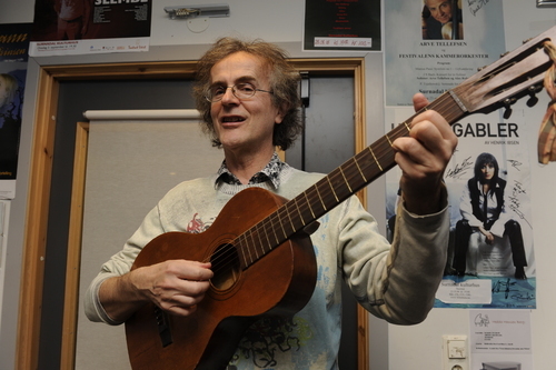 Henning Sommerro med Hans Hyldbakk sin gamle gitar_500x333