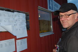 Trond sjekker fornøyd resultatlisten_1024x681