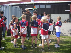 Guttene får instruksjoner fra Jan, Kjetil og Ola.