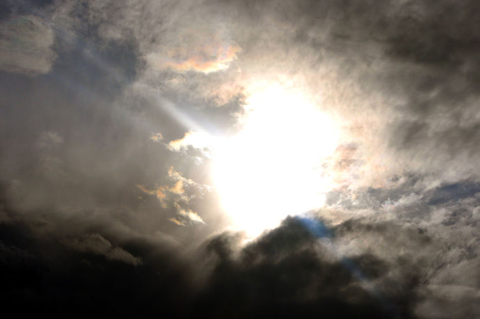 Svarte skyer som sluker sola. Klikk meg større. Foto:Mari Vattøy