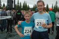 Mor Kari Nergård Bonvik og sønn Lars Bonvik løp begge sisteetappen inn til Sandvika
