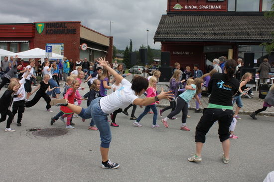 Zumbaoppvisning med store og små på Torgdagen i Rindal. Foto: Elise Karlstrøm Bjørnstad