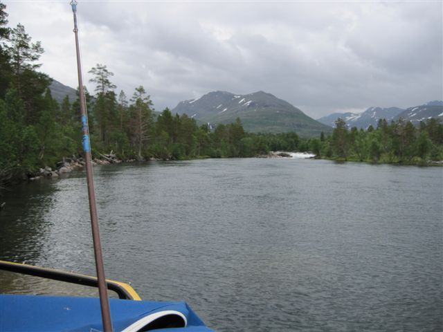 Legger til, Folla bakgrunn