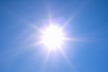 Stor sol på skyfri himmel denne dagen