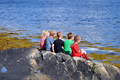 Det er godt å være barn i godværet på Flessastranda. Klikk meg større. Foto: Mari Vattøy