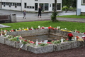 Blomster og lys satt ned i Rindal etter minnemarkeringen tirsdag kveld.