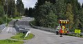 Endeleg! Asfalteringa av fylkesvegen opp Bjergen er i gang. Klikk meg større. Foto: Willy