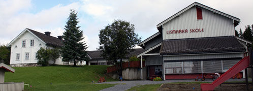Lismarka skole ligger i landlige omgivelser i Nordre Ringsaker
