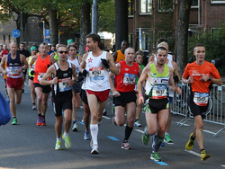 Arnt Inge Nilsen (til v) som løper for Rindals-Troll var raskest av de norske maratonløperne i Amsterdam med 2.39.25. Her er han i ferd med å passere Anders Trygg (1288) fra SK Vidar som løp inn til 2.51.13. (Tekst og foto: Jasper Buitink, kondis.no)