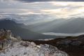 Fjelltoppane silar solstrålane ned i Ålvundfjorden. Novemberutsyn frå Strengen.