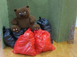 bamse passer på gavene til julekvelden kommer