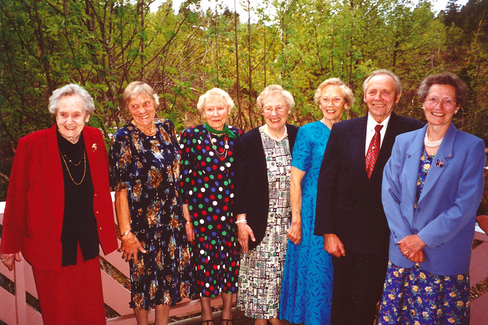 Søsknene Gåsvatn 2011. Frå venstre: Randi Gåsvatn, Rindal, 92 år - Marit Gåsvatn, Oslo, 91 år - Magna Gåsvatn, Oslo, 89 år Ingebjørg Gåsvatn, Trondheim, 86 år - Gudrun Børset, Rindal 84 år - Lars Gåsv Søsknene Gåsvatn 2011. Frå venstre: Randi Gåsvatn, Rindal, 92 år - Marit Gåsvatn, Oslo, 91 år - Magna Gåsvatn, Oslo, 89 år Ingebjørg Gåsvatn, Trondheim, 86 år - Gudrun Børset, Rindal 84 år - Lars Gåsv