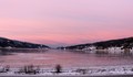 Rødtime over sjøis og stille Surnadalfjord onsdag morgen. Foto: Lars Gudmund Røen