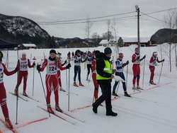 J13 og 14 er klart til start. Helt til høyre er Sigrid Moen Bævre, ØSIL i J14, og til venster med nr.130 er Gine Fugelsøy