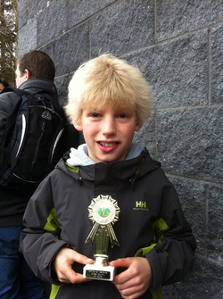 Sigurd med trofeet for fjerdeplassen i skolemesterskapet.
