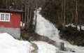 Mykje vatn skal fortsatt ned, men det har roa seg litt. Her stuper Svorka mot Surna. Foto: Willy