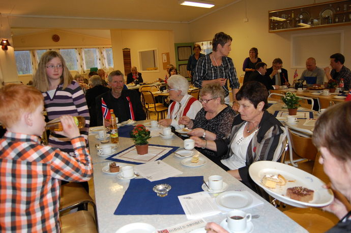 Folk rundt bordene1_1024x681