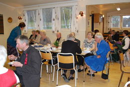 Folk rundt bordene2_1024x681