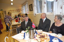 Folk rundt bordene3_1024x681