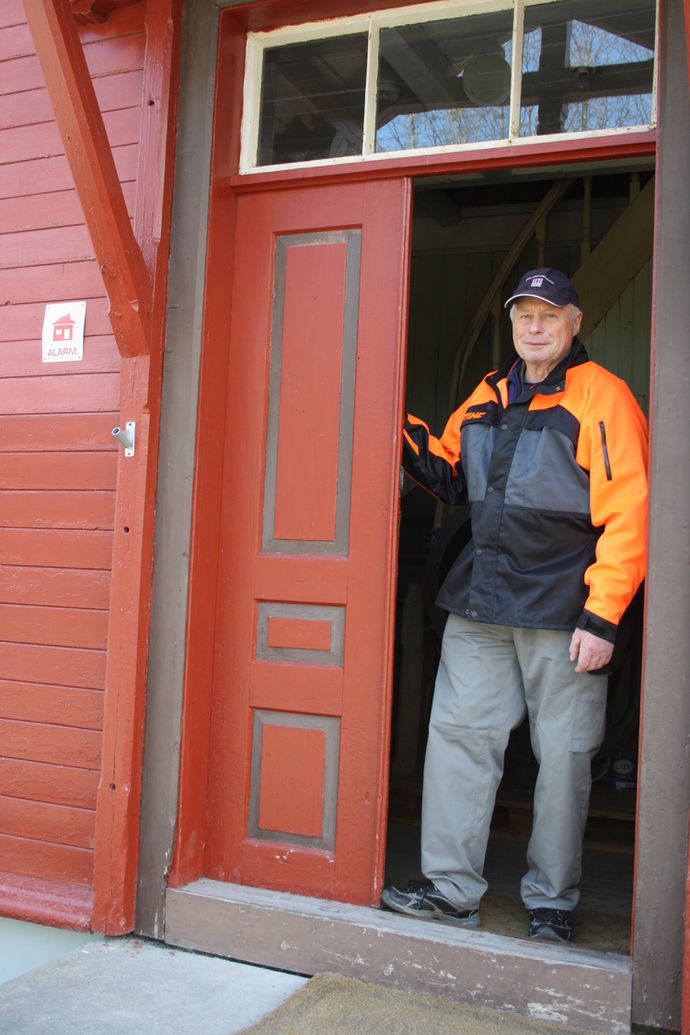 Olav Jostein i døra_750x1125