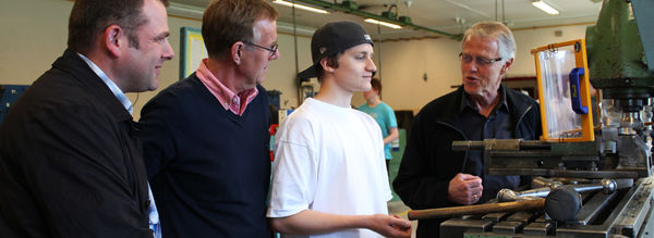 Jens Erik Dobloug fra Stabburet, Jørn Buraas fra Ringsaker videregående skole, elev Niklas Aasen Fjellberg og næringsjef Hermod Østberg. Jens Erik Dobloug fra Stabburet, Jørn Buraas fra Ringsaker videregående skole, elev Niklas Aasen Fjellberg og næringsjef Hermod Østberg.