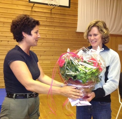 Gro Magnhild får blomster_500x484