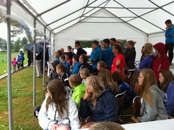 Regnet gjorde at publikum holdt seg i teltet