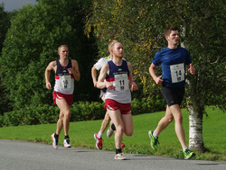 Joachim Tranvåg (NTNUI) drar foran Frode Grønning, Knut Venseth (Markabygda IL) og Jan Romundstad.