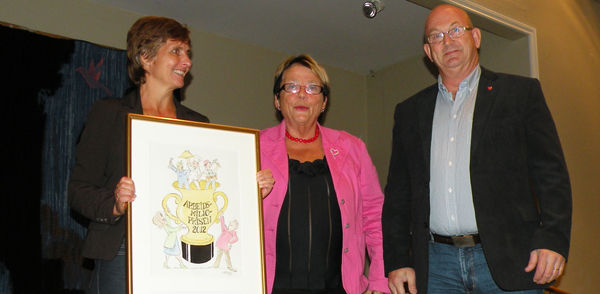 HMS-rådgiver Hilde Arnesen og personalsjef Harald Berg mottok Arbeidsmiljøprisen fra fylkesmann i Oppland, Kristin Hille-Valla. HMS-rådgiver Hilde Arnesen og personalsjef Harald Berg mottok Arbeidsmiljøprisen fra fylkesmann i Oppland, Kristin Hille-Valla.