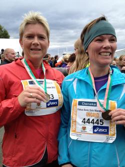 Fornøyde rindalsjenter i mål på halv-maraton: Aud Gunvor Helgetun og Ingrid Halgunset.