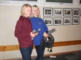 Marte og Silje ber utstyr til konsert-rigg_1024x768