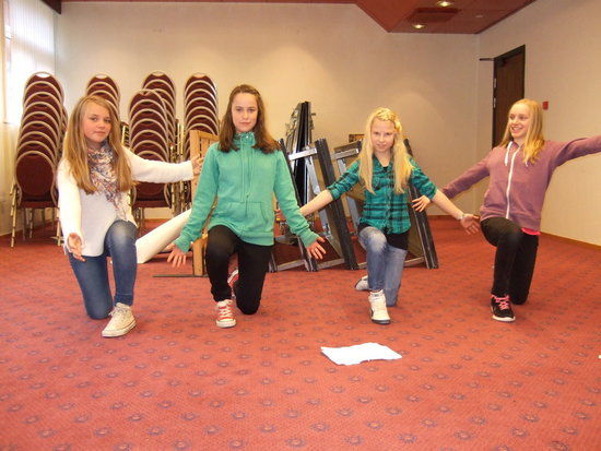 Emma, Guro Beate, Kristine og Ane øver til konserten_550x413