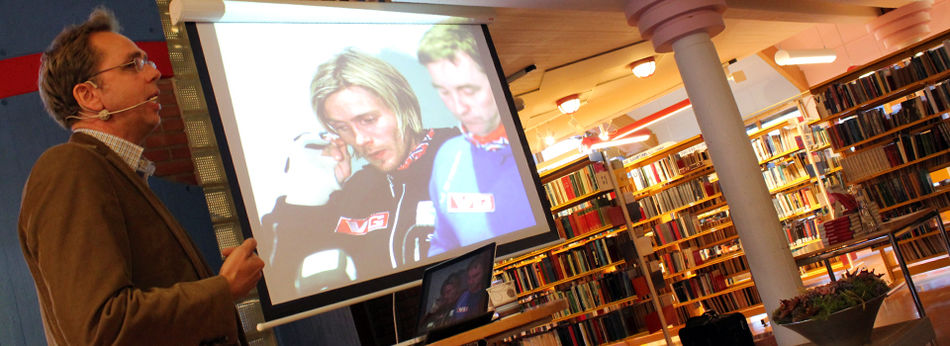 Jon Risdal på biblioteket i Brumunddal.