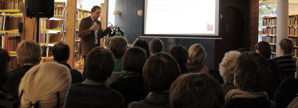 Jon Risdal snakket om unnskyldninger på biblioteket i Brumunddal. Jon Risdal snakket om unnskyldninger på biblioteket i Brumunddal.