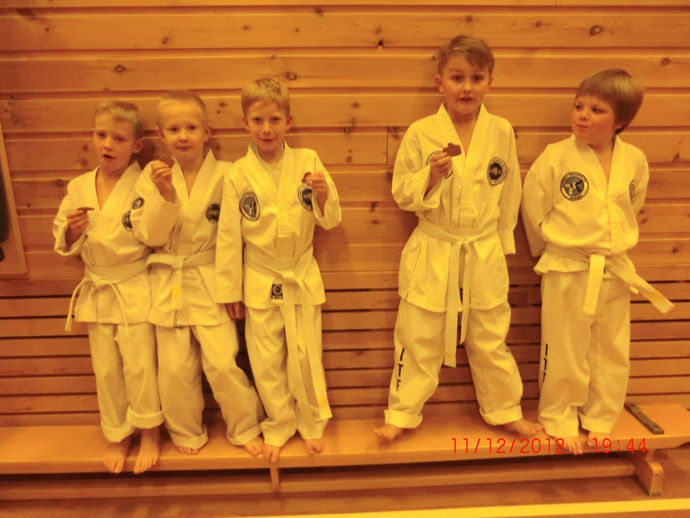 Daniel, Jesper, Mikkel, Lars og Niklas feirer med pepperkaker