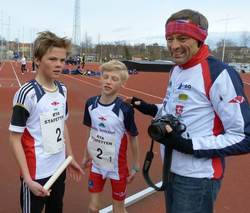 Sondre og Sigurd med friidrettsleder Tor Jarle etter stafetten