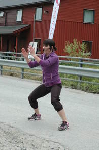 Heidi Hagen sørger for at løperne blir varmet opp